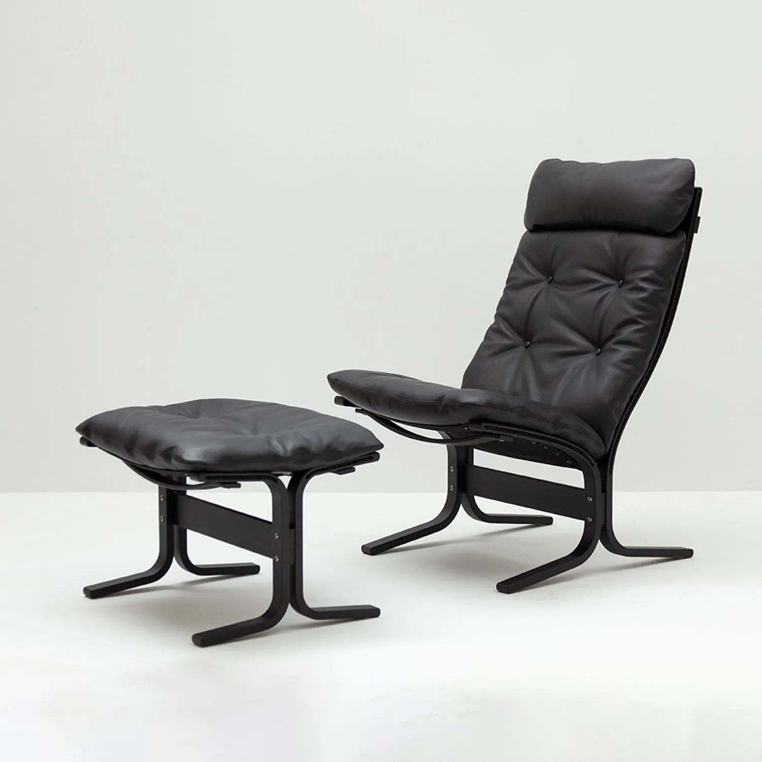 hjelle | siesta classic 304 footstool | black oak   hemsen HA19 leather