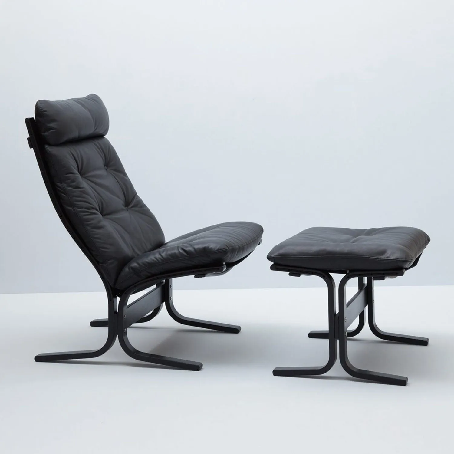 hjelle | siesta classic 304 footstool | black oak   hemsen HA19 leather
