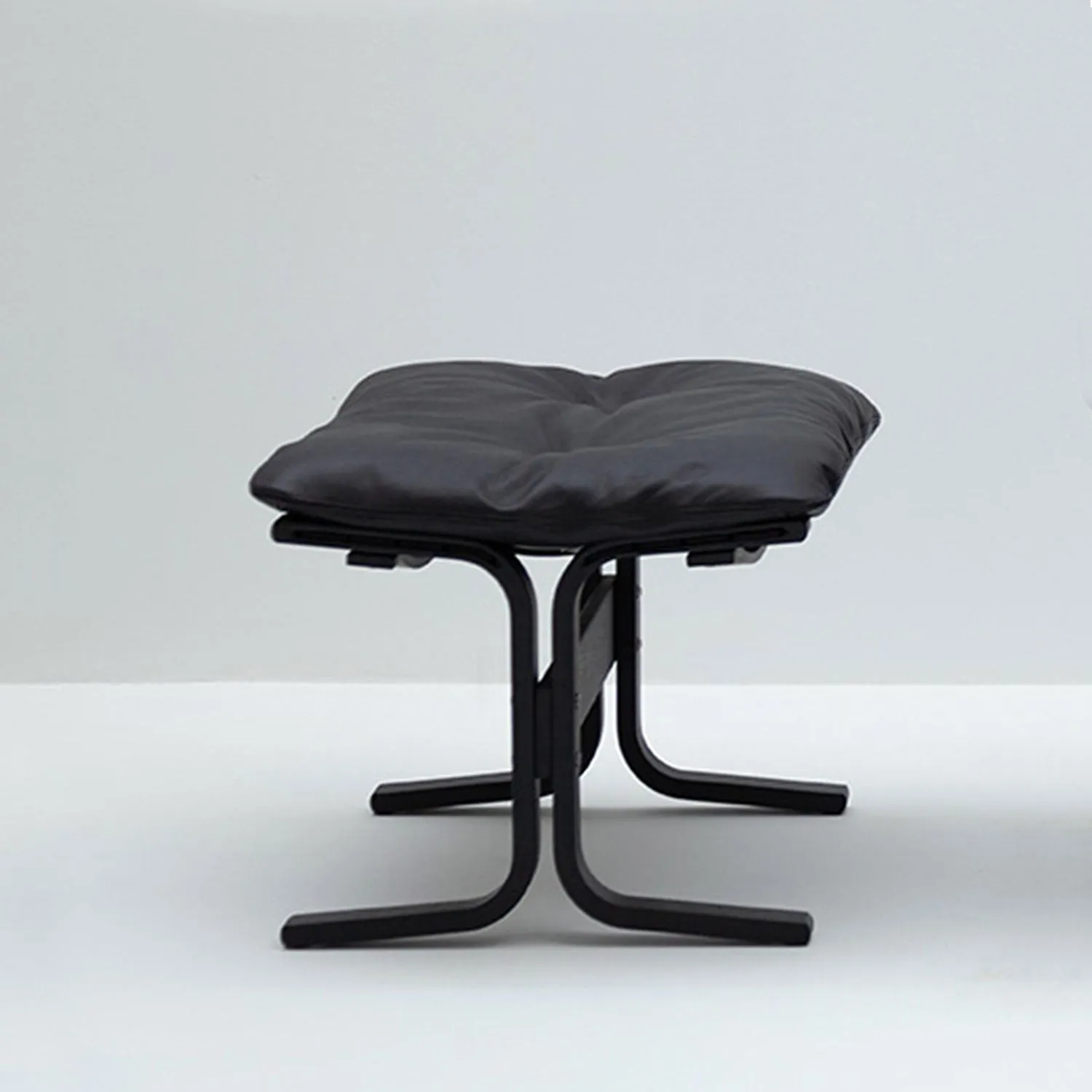 hjelle | siesta classic 304 footstool | black oak   hemsen HA19 leather