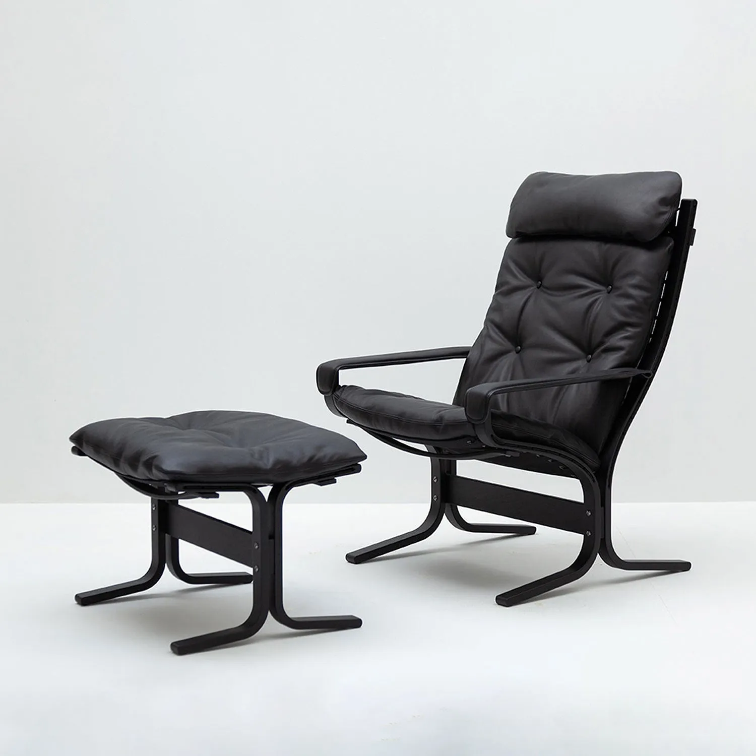 hjelle | siesta classic 304 footstool | black oak   hemsen HA19 leather